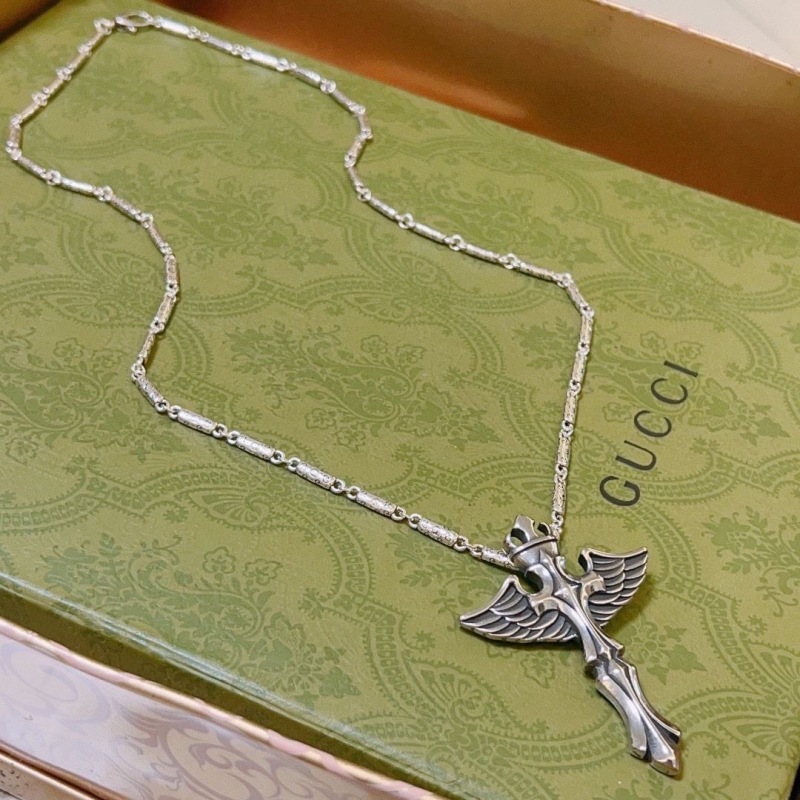 G*u*i necklaces